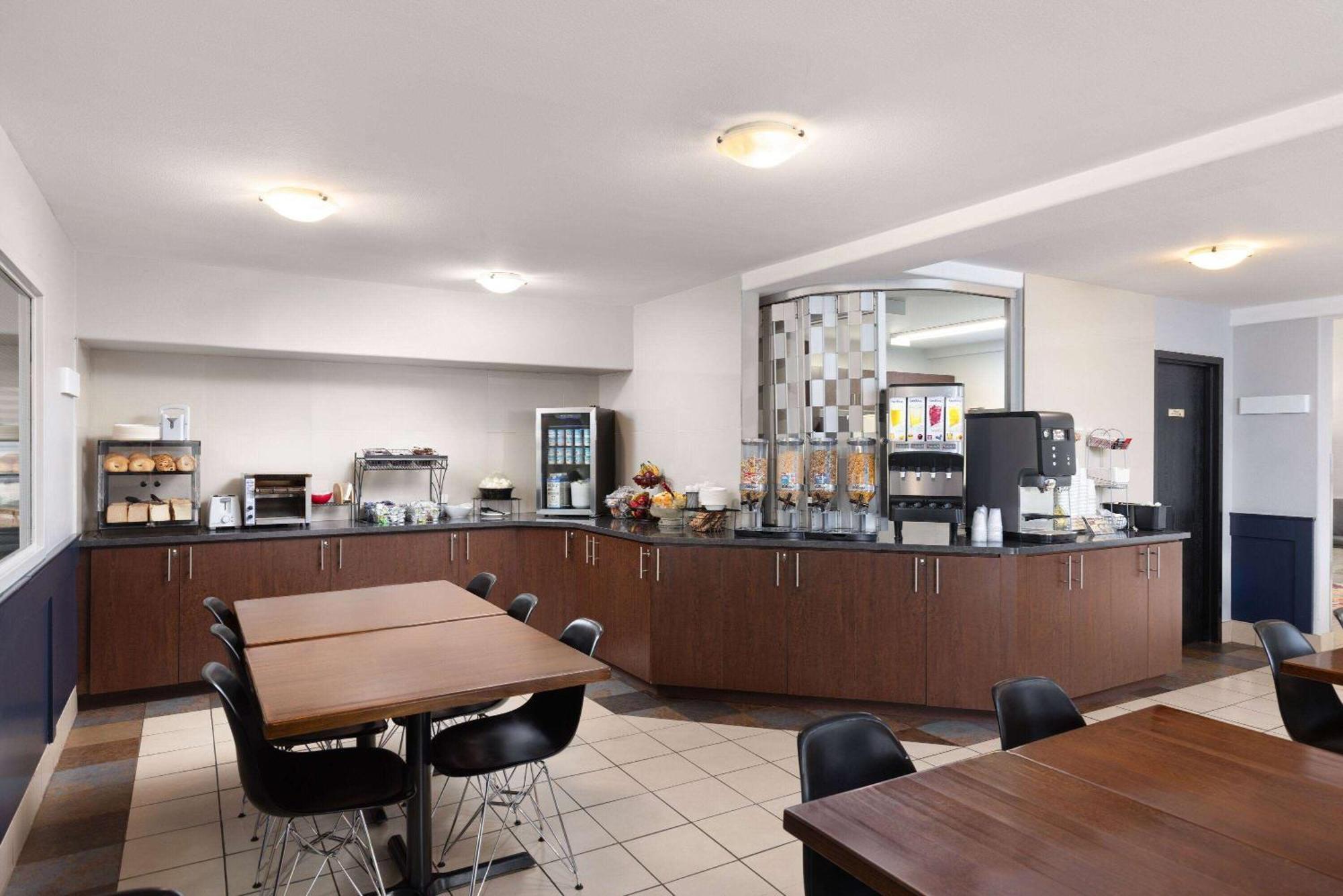 Hotel Super 8 By Wyndham St-Jerome Saint-Jerome Exterior foto